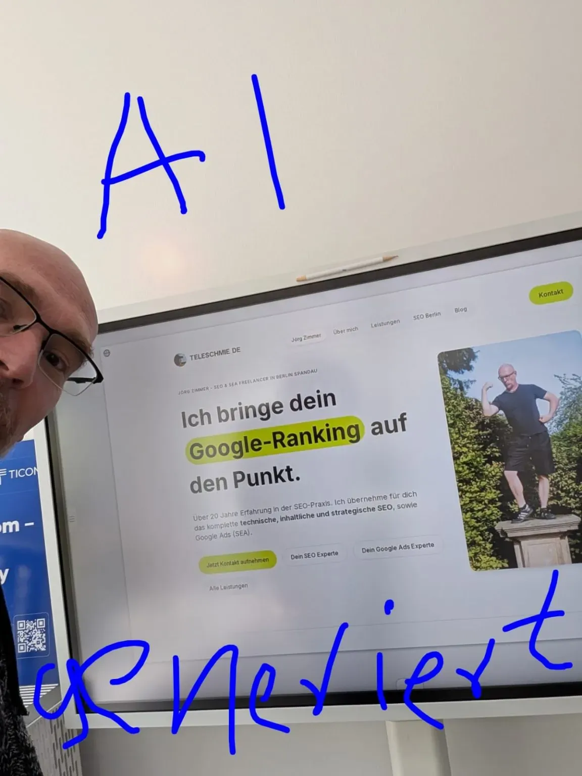 Jörg Zimmer betrachtet seine KI-generierte Website