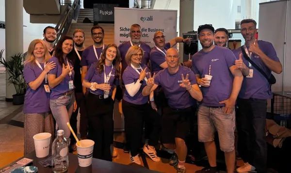 Freelancer Team in lila T-Shirts an der Softeismaschine in Berlin