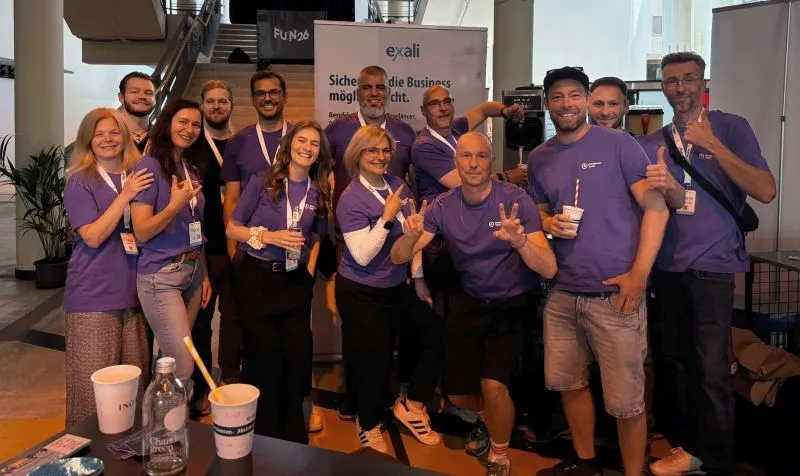 Freelancer Team in lila T-Shirts an der Softeismaschine in Berlin