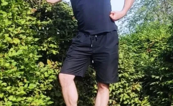 Jörg Zimmer vor einer Hecke in Aktion - Warum SEOs Verantwortung übernehmen müssen