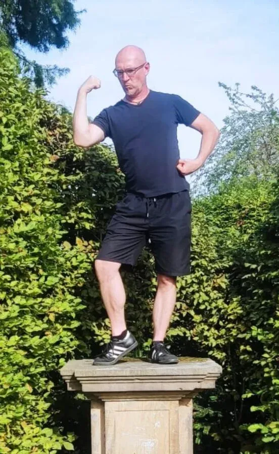 Jörg Zimmer vor einer Hecke in Aktion - Warum SEOs Verantwortung übernehmen müssen