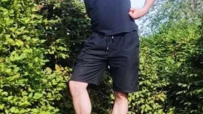 Jörg Zimmer vor einer Hecke in Aktion - Warum SEOs Verantwortung übernehmen müssen