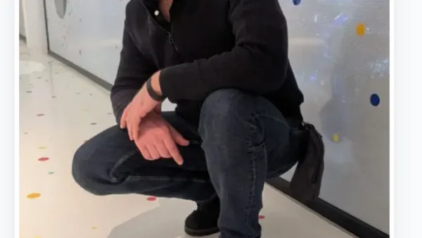 Jörg Zimmer (SEO Architekt) vor einer Wand mit bunten Punkten - Fokus auf das Wesentliche