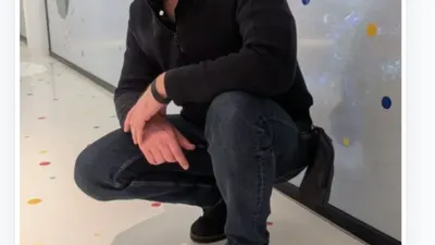 Jörg Zimmer (SEO Architekt) vor einer Wand mit bunten Punkten - Fokus auf das Wesentliche