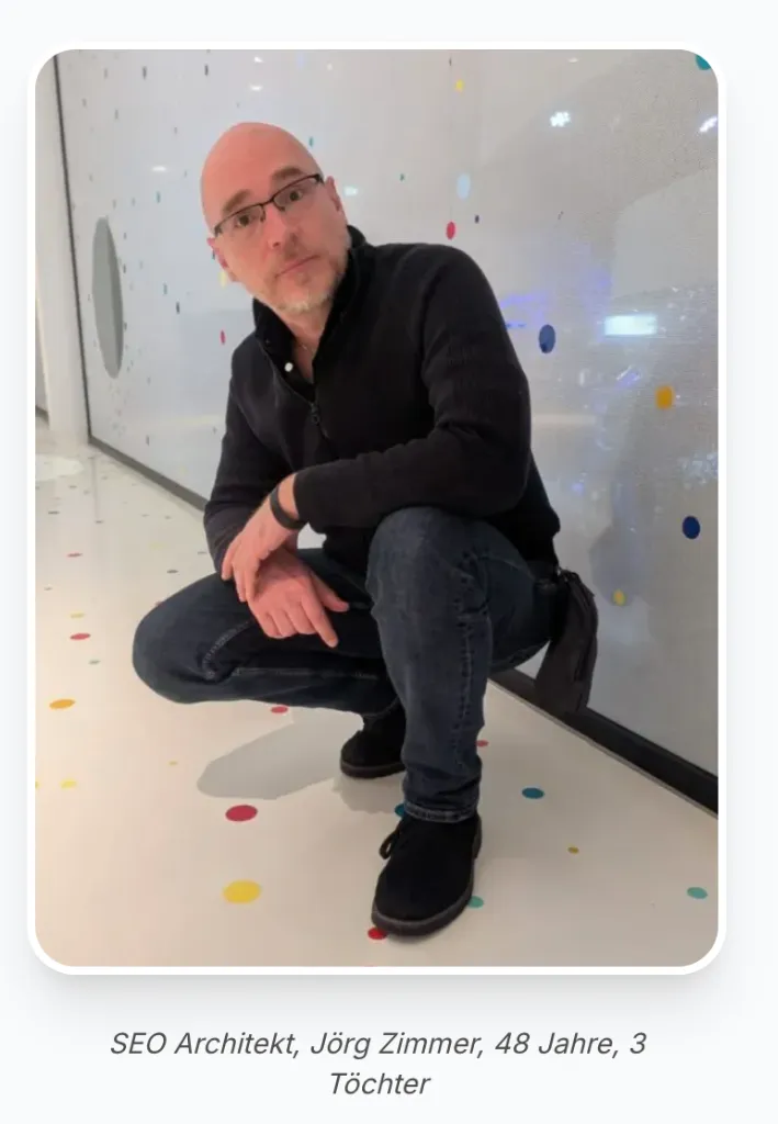 Jörg Zimmer (SEO Architekt) vor einer Wand mit bunten Punkten - Fokus auf das Wesentliche