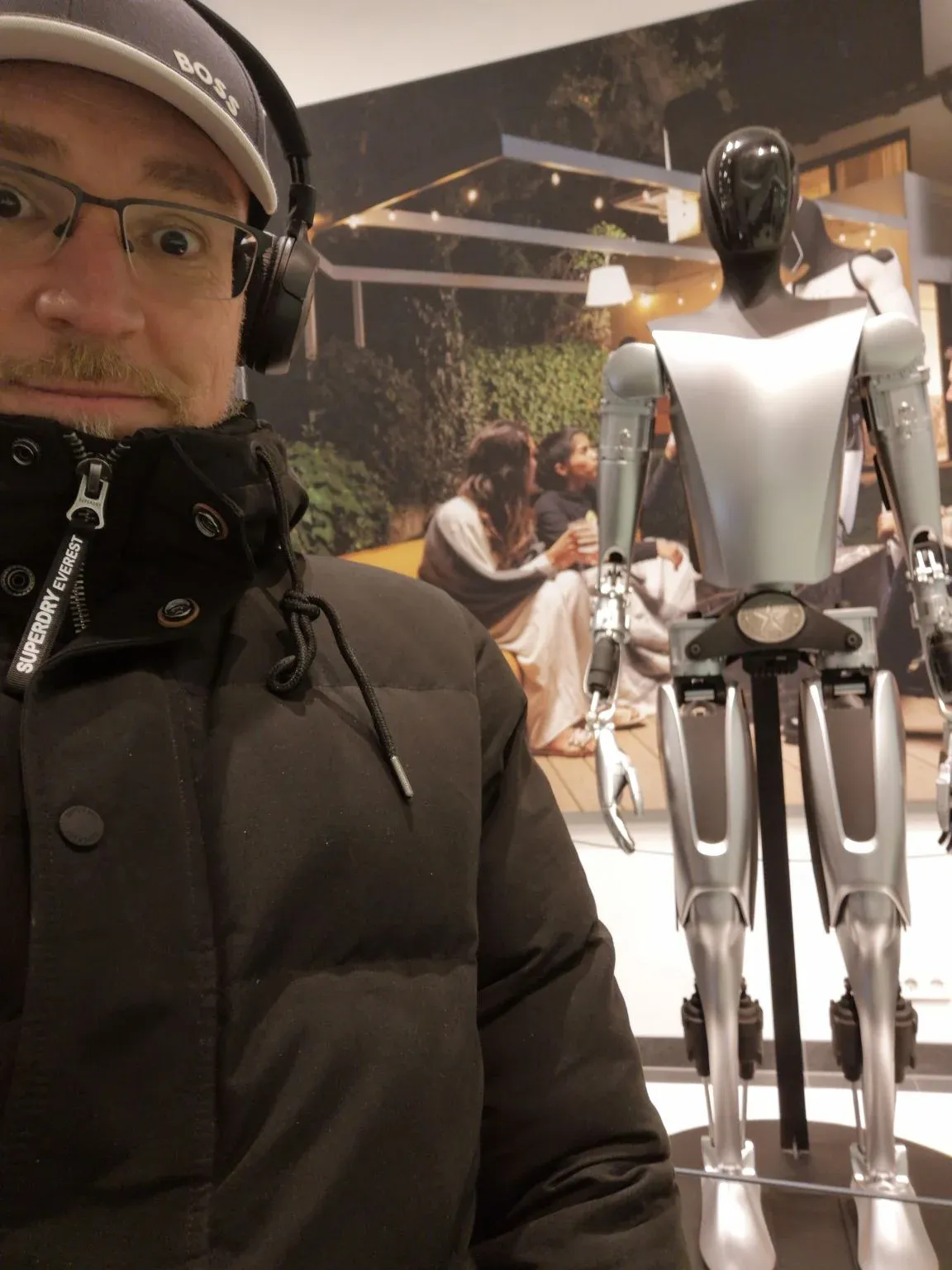 Original LinkedIn Post Bild: Jörg Zimmer mit Roboterhand