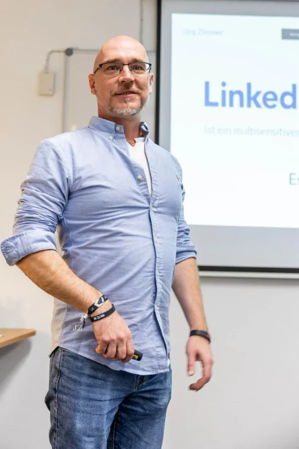 Jörg Zimmer vor einem LinkedIn-Vortrag - Gemeinsam für mehr SEO-Qualität