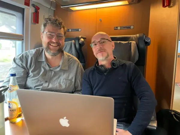 Jörg Zimmer und Maximilian D. Muhr im ICE zur Sixt SEO Wiesn 2026