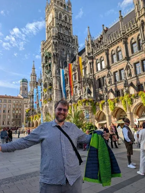 Maximilian D. Muhr am Marienplatz in München vor der Sixt SEO Wiesn 2026